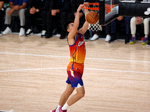 NBA篮球比赛中球员扣篮的激烈比赛瞬间