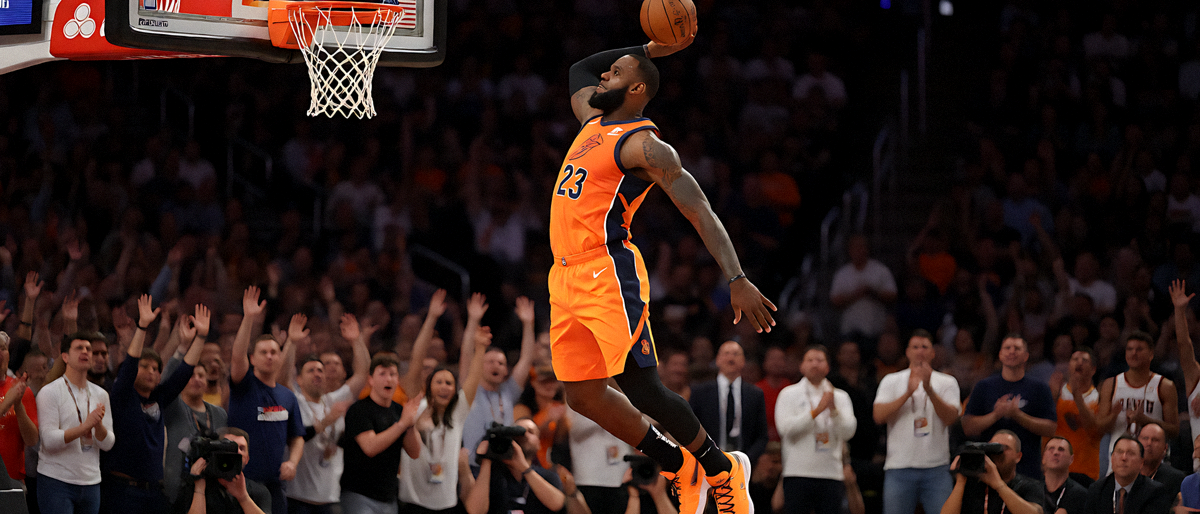 勒布朗詹姆斯NBA比赛现场空中扣篮精彩瞬间全场观众欢呼篮球传奇时刻
